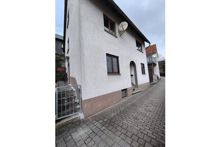 Haus in zentraler Lage - 790,00&nbsp;EUR Kaltmiete, ca.&nbsp; 118,00&nbsp;m&sup2; in Zella-Mehlis (PLZ: 98544)