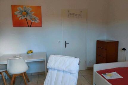 Stilvoll möbliertes Zimmer - 590,00&nbsp;EUR Kaltmiete, ca.&nbsp; 28,00&nbsp;m&sup2; in Hennef (Sieg) (PLZ: 53773)