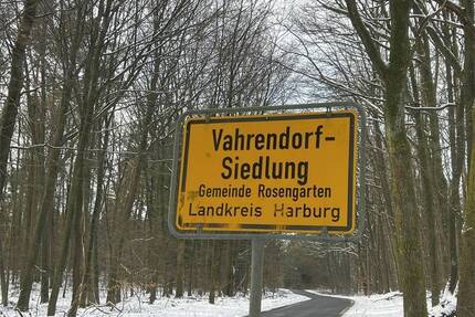 Pferde und Spaziergänger zur Rushhour - Baugrundstück, 901,00 m² in Vahrendorf-Siedlung - Rosengarten