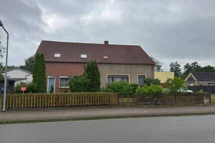 Doppelhaushälfte möchte wieder belebt werden, ein Haus mit viel Potential in einer ruhigen, waldreichen Umgebung, unweit vom Stadtzentrum Eggesin und