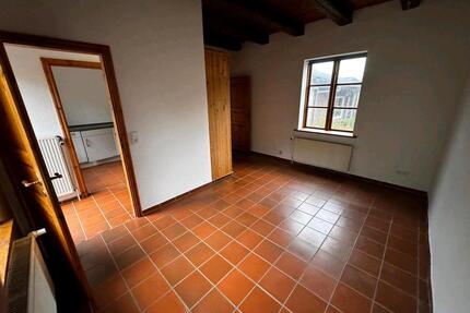 Hell geschnittene Wohnung mit Fliesenboden & Einbauküche - Burg (Dithmarschen)