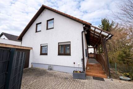 Vermietetes Zweifamilienhaus in Schwandorf am Weinberg