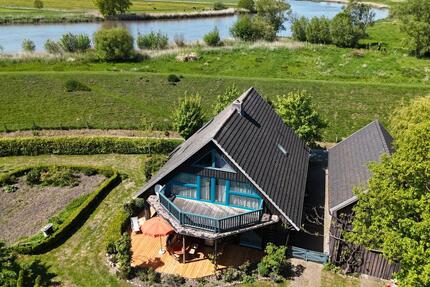 Holzhaus mit großem Nebengebäude am Fluss in fast Alleinlage - Kremperheide