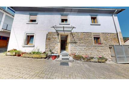 ~~ HAUS IN KLINGENMÜNSTER ( ALS WOHNEIGENTUM, 2 STELLPLÄTZE, ANBAU, OHNE GARTEN ) ~~