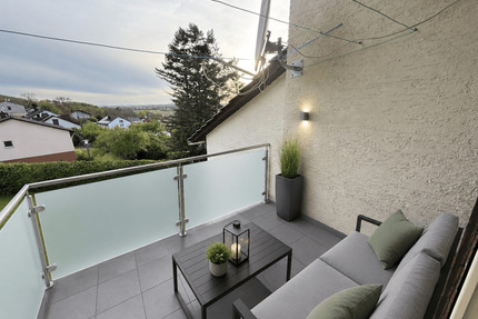 Provisionsfrei & bezugsfähig! Nette 3-Zimmer-Wohnung mit Südwestloggia, ca. 77,6 qm im 1.OG in ruhiger Hanglage - Dietersheim
