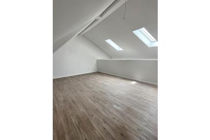 Moderne Galerie-Wohnung mit 2 Stellplätzen & Einbauküche 1000 € - Saal an der Donau
