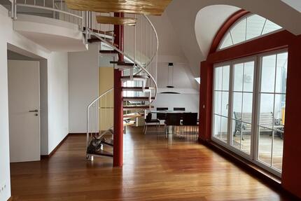 Exklusive und außergewöhnliche Dachgeschosswohnung mit Galerie zum Mieten in Gröbenzell