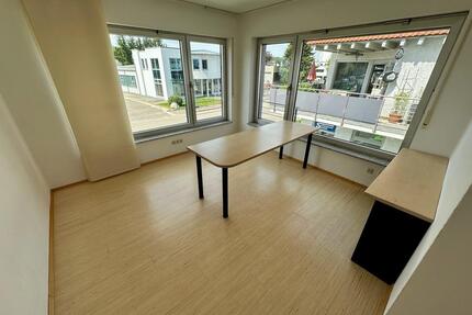 Helles Büro im Industriegebiet Frickenhausen
