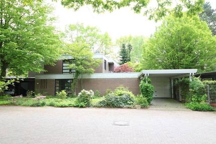 Zentral gelegenes, zweigeschossiges Wohnhaus mit Keller, Garage sowie Carport und schönem Garten - Cloppenburg
