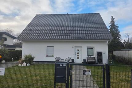 Einfamilienhaus in Berlin-Reinickendorf – 4 Zimmer, Wohnküche, Terrasse und Garten.