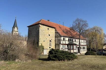 Mehrfamilienhaus mit großem Grundstück für 153 EURm² - Hakeborn