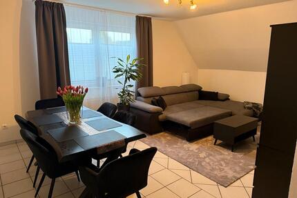 möblierte Obergeschoss 3-Zimmer-Wohnung mit EBK, Garten, Carportt - Papenburg