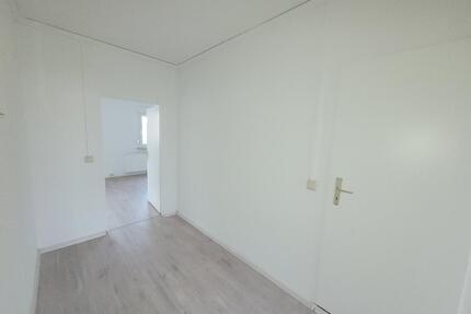 Wohnkomfort neu Gedacht - Große 3 Zimmerwohnung, Balkon & EBK - Halle (Saale) Silberhöhe
