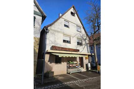 Mehrfamilienhaus mit zwei Wohnungen und Ladengechäft - Ditzingen Heimerdingen
