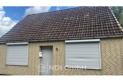 Vermietetes Einfamilienhaus mit großem Grundstück, Garagen und Entwicklungspotenzial in Uetersen