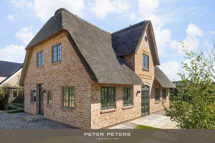 Großzügiges Neubau-Doppelhaus unter Reet in toller Lage von Wenningstedt