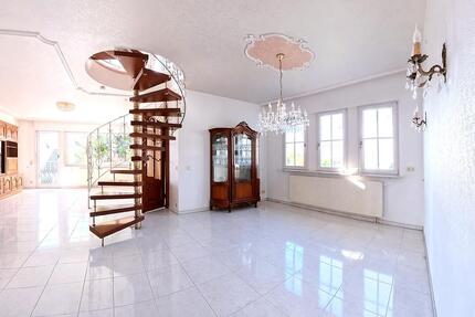 Wohnen mit Weitblick: Großzügige 4-Zimmer-Wohnung mit Galerie, Wintergarten & Südbalkon - Weil der Stadt