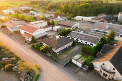 Geräumiges Ein- bis Zweifamilienhaus inkl. 288 m² Halle - enormes Potenzial in Biebertal
