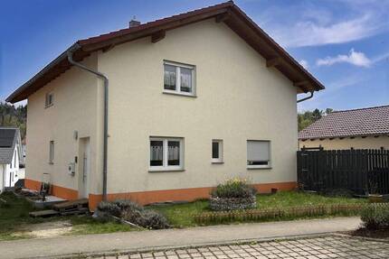 Großes Wohnhaus mit Doppelgarage - Meßstetten