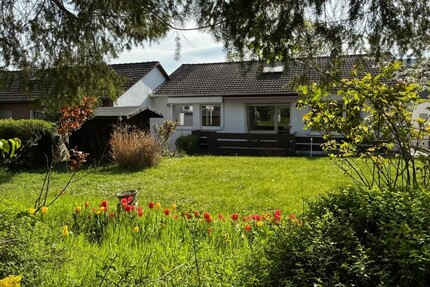 Schwalbach: Ruhig wohnen am Grüngürtel – Bungalow mit großem Garten und vielseitigem Raumangebot