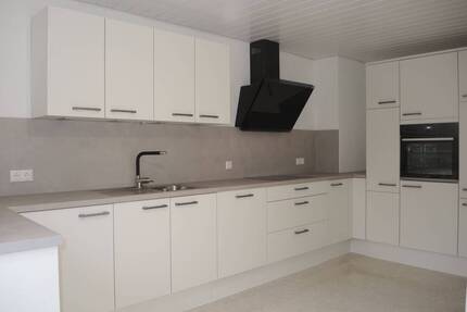 Zentral gelegene 3-Zimmer Wohnung, 3. OG, 111 m², nagelneue Einbauküche, neues Bad & WC, kleiner Balkon - Bad Brückenau