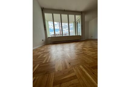 Helle ruhige 2 Zimmer Wohnung zur Miete! Zentrale Lage!Tiefgarage - Esslingen am Neckar