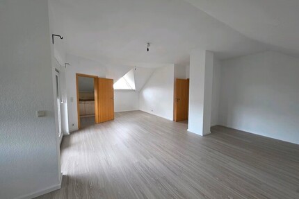3,5-Zimmer-DG-Wohnung, 102 m² - 1.290,00&nbsp;EUR Kaltmiete, ca.&nbsp; 120,00&nbsp;m&sup2;&nbsp;Wohnfl&auml;che in Rödermark (PLZ: 63322)