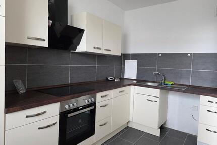 Frisch renovierte 2-Raumwohnung mit Einbauküche, Balkon, Stellpl. - Bernstadt auf dem Eigen