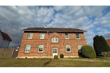 Solides, kleines Mehrfamilienhaus mit Vollkeller und Doppelgarage in Moorrege