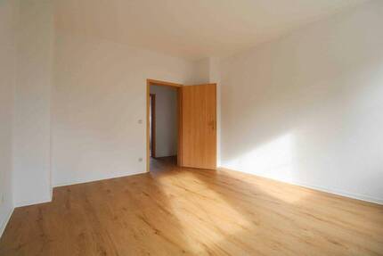 *Bezugsfrei!* Renovierte 3-Zimmer Wohnung mit Stellplatz - Döbeln