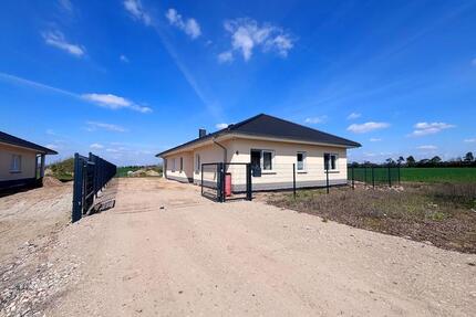 Moderner Bungalow aus 2024 in ruhiger Ortsrandlage - Arneburg