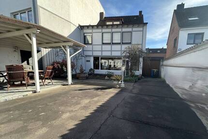 Wohnhaus mit Ladenlokal, Garagen und Lagerhalle - Düren Gürzenich