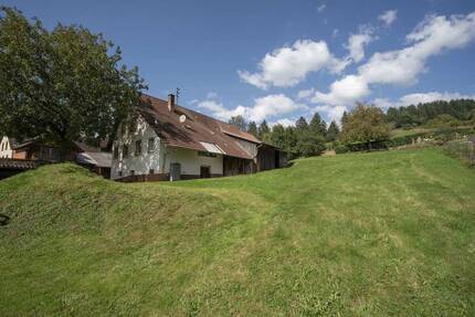 Sonniges, großes Baugrundstück mit Entwicklungspotenzial und Altbestand in 79350 Sexau