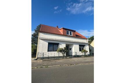 Modernisiertes Zweifamilienhaus mit großem Garten in ruhiger Lage - Bremen Blumenthal