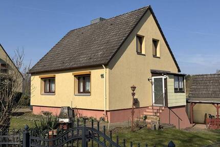 Verbundenes EFH mit Vollkeller, Nebengebäude und großem Grundstück in ruhiger grüner Ortslage - Müssen