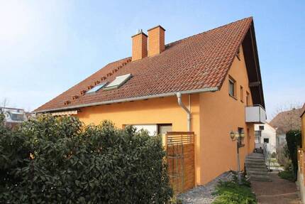 Platz für die ganze Familie: Sofort bezugsfreie DHH mit Garage in Karlsbad-Langensteinbach