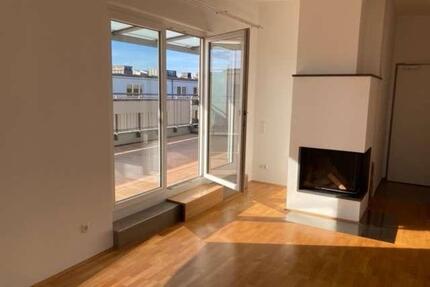Hochwertige 3-Zimmer-Penthousewohnung mit schönem Kamin, einer großzügigen Dachterrasse und 2 Bädern - München Aubing-Lochhausen-Langwied