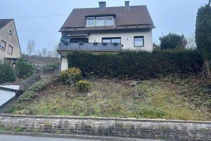 Familienfreundliches Einfamilienhaus mit einer Garage, Terrasse, schönem Garten und tollem Ausblick in Höhenlage von Werdohl-Eveking...