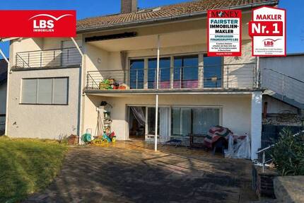 Zweifamilienhaus mit Weitblick, Garten und Garagen - Altenbeken Schwaney