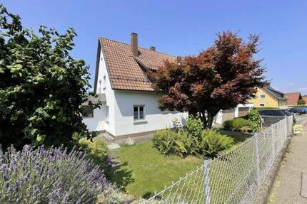 Zwei Wohnungen, ein großes Grundstück - Ihr Sanierungsprojekt in Göppingen-Faurndau!