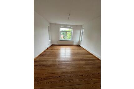 Altbauwohnung in Bahnhofsnähe - 980,00&nbsp;EUR Kaltmiete, ca.&nbsp; 74,00&nbsp;m&sup2; in Lüneburg (PLZ: 21337) Ebensberg