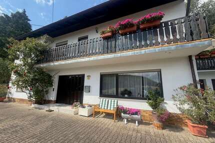 Großes Zweifamilienhaus in exponierter Lage - Niederkirchen