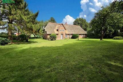 Reetdachhaus, 2 zusammenlegbare ebenerdige Wohnungen, eigener kleiner Park - Süderlügum
