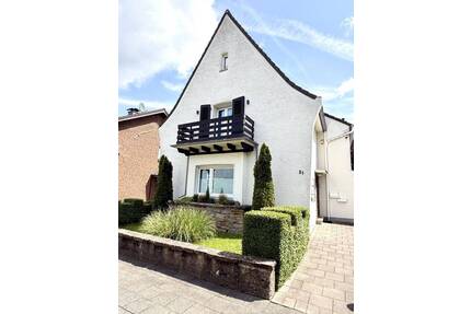 Freistehendes Einfamilienhaus mit traumhaftem Gartenidyll in Duisburg-Bergheim