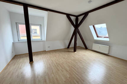 Treppen-Challenge inklusive! Gemütliche 2-Zimmer-DG-Wohnung mit Garten für Sparfüchse! - Leisnig