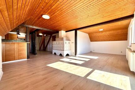 Lichtreiche Dachgeschosswohnung mit Balkon und Gartenanteil - Altdorf