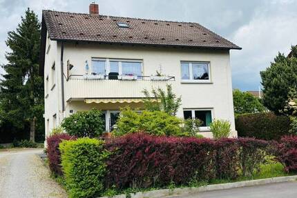 Wohnhaus mit 3 Wohnungen und Garagen und grossem Garten in der Nordstadt - Singen (Hohentwiel)