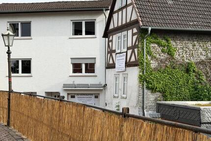 Historisches Gebäudeensemble mit ausgebauter Scheune, Garten etc. - Staufenberg