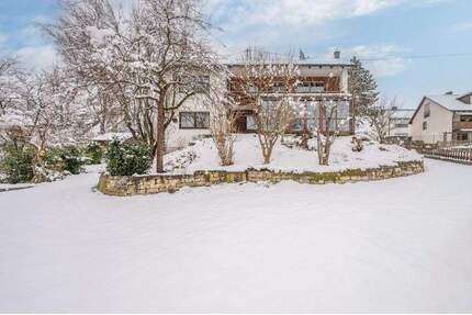 AIGNER - Großes Zweifamilienhaus mit Eckgrundstück und Ausblick in ruhiger Lage - Au in der Hallertau
