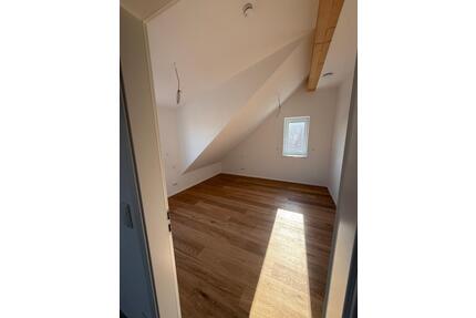 Komplett neue 2-Zimmer-Dachgeschosswohnung mit Fußbodenheizung - Spangenberg
